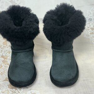 UGG-Bailey Bow-1017394T. Toddlers-Black Sheepskin leather Boots .Sz-10. China.